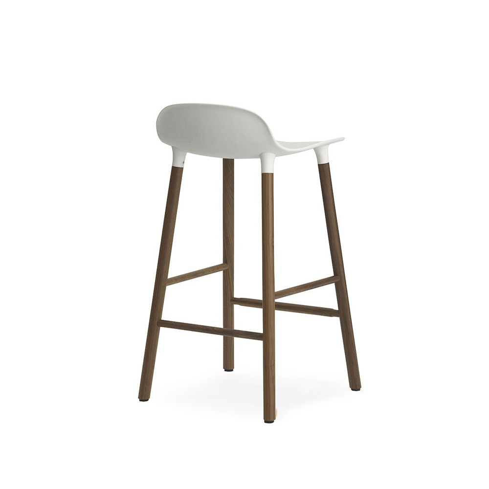 Барный стул Form с ножками из ореха 65 см, белый Normann Copenhagen 602786 - Вид №1