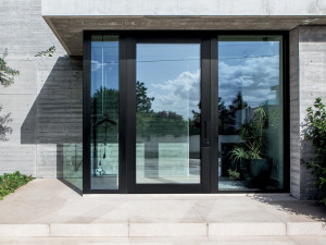 Застекленная входная дверь