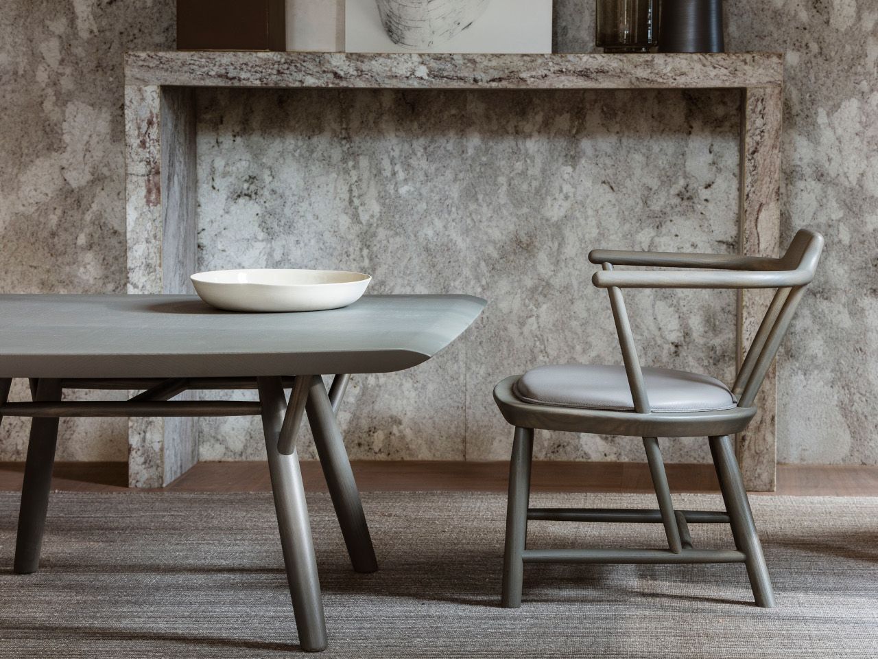 Стул из массива дерева с подлокотниками со встроенной подушкой Linteloo Oiseau ARCH-00072289 - Вид №3