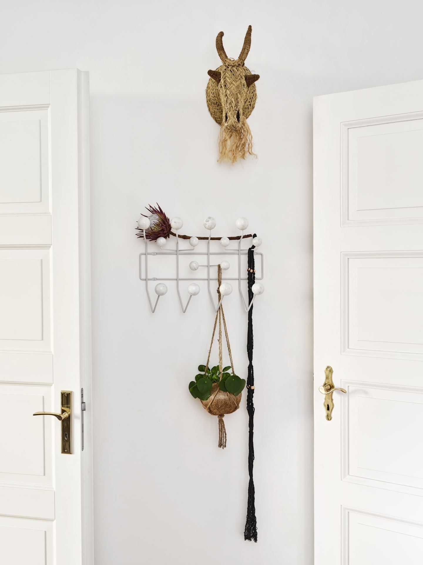 Настенная вешалка из каррарского мрамора и стали In Stock Vitra ARCH-00076628 - Вид №1