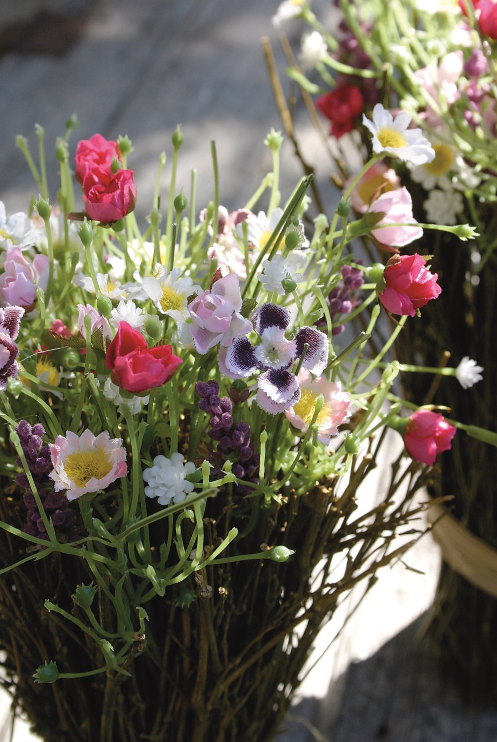 5708 001 a3 Композиция из искусственных цветов с ротангом, 28 см, разноцветная H-andreas  - Вид №4