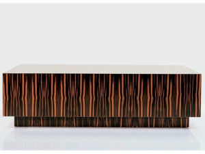 Низкий деревянный журнальный столик