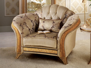 Кресло из ткани в классическом стиле с подлокотниками