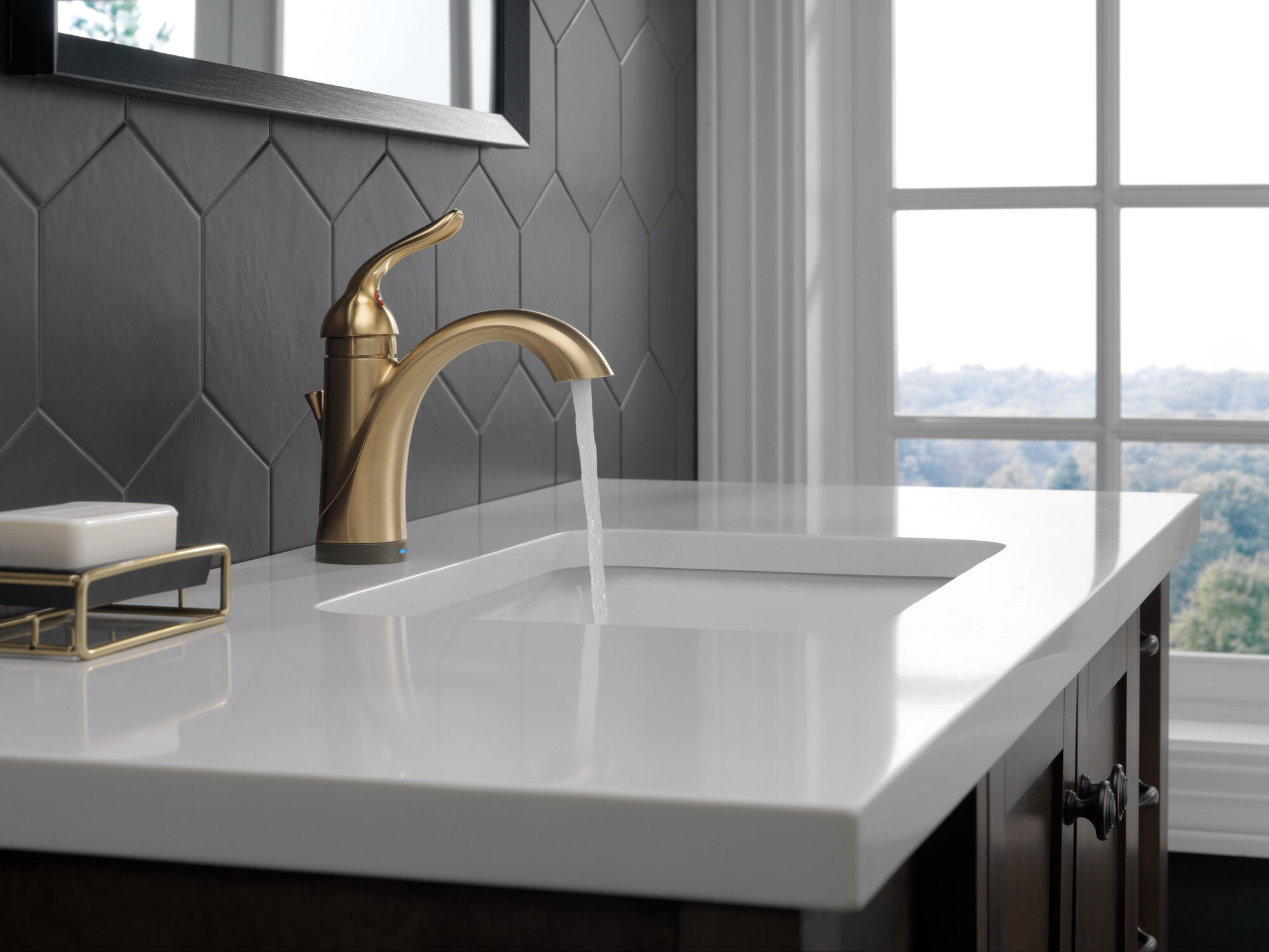 538T-CZ-DST Смеситель для ванной с одной ручкой с технологией Touch2O.xt® Delta Faucet Lahara Шампанское бронза  - Вид №6