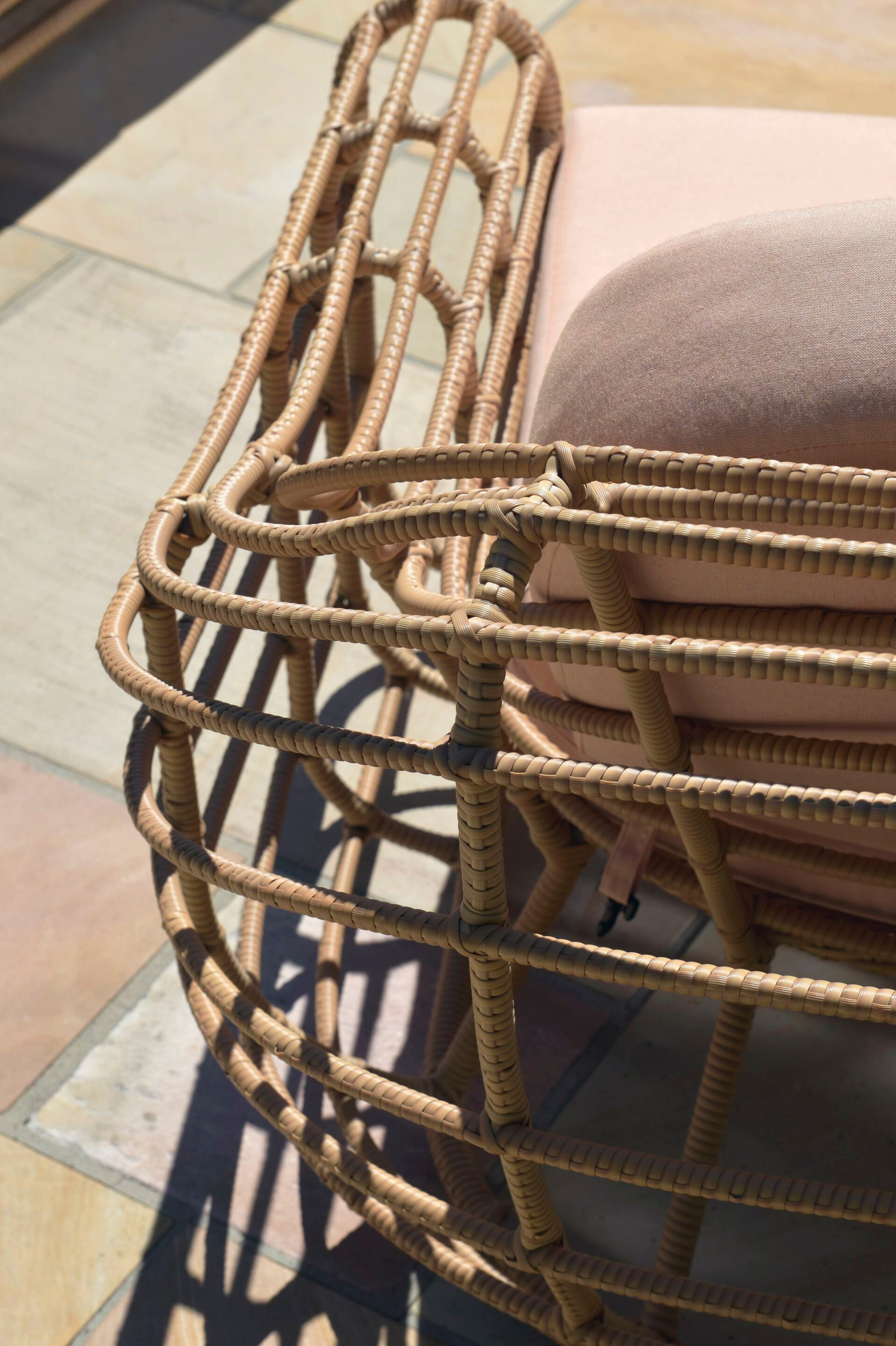 Садовое кресло из смолы с подлокотниками Walters Mitzi ARCH-00147729 - Вид №9