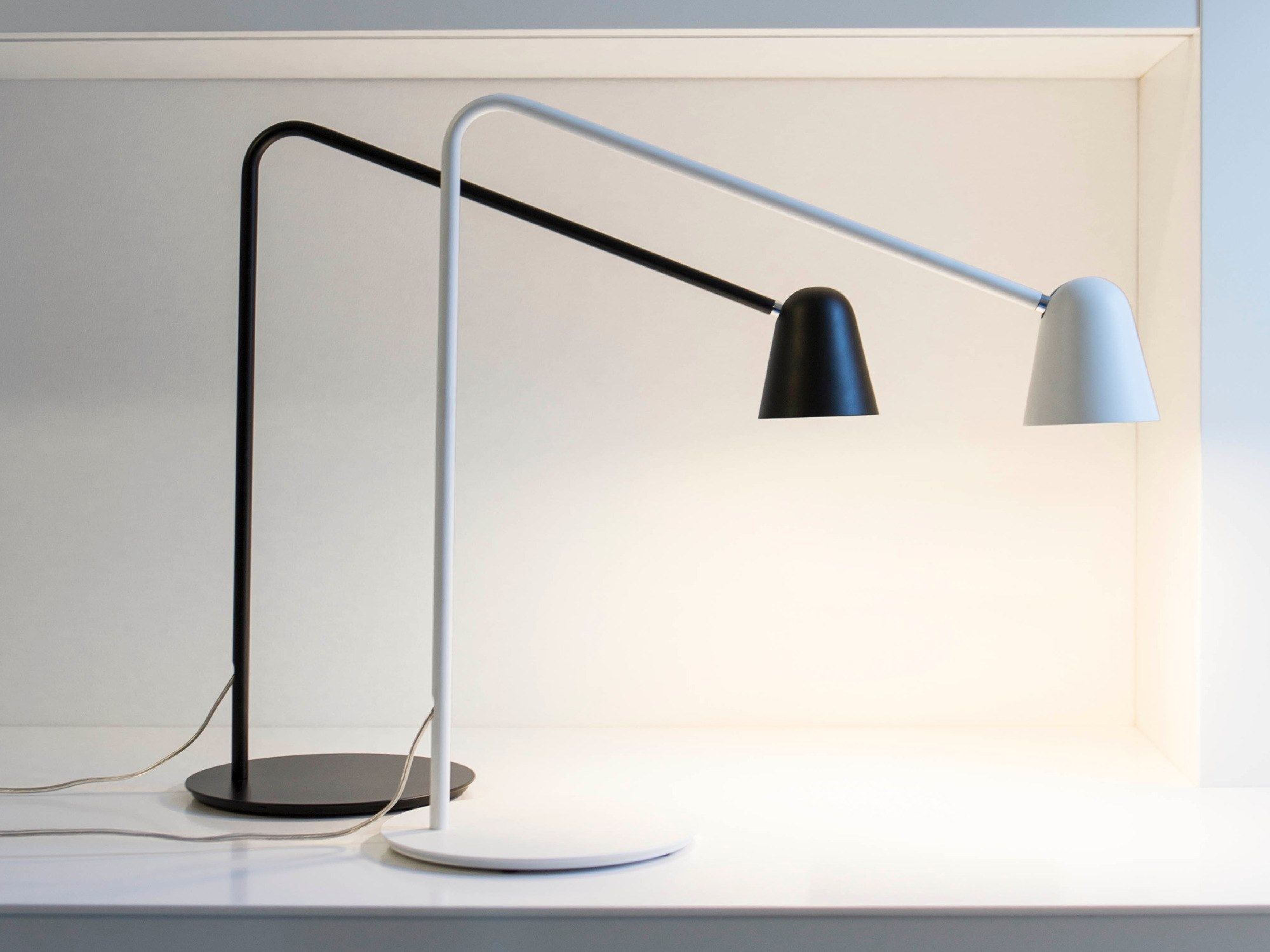 Стальная регулируемая светодиодная настольная лампа Formagenda Chaplin ARCH-00064240 - Вид №1