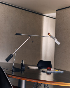 Настольная лампа из анодированного алюминия