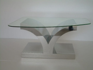 Изготовленный на заказ стальной и стеклянный стол