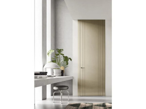 Деревянная распашная дверь с выдвижными петлями