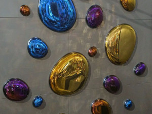 Декоративный предмет стеклянной стены