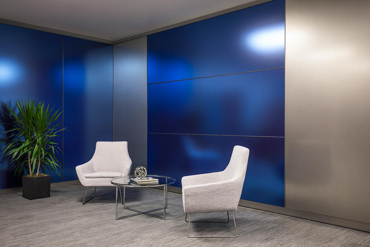 FSRT643 Фрагмент системы выравнивания стен с панелями из стекла vivispectra vektr с индивидуальной прослойкой, показанной в конфигурации отражения с отделкой pearlex + и выступающими ребрами из нержавеющей стали Forms-surfaces  - Вид №17