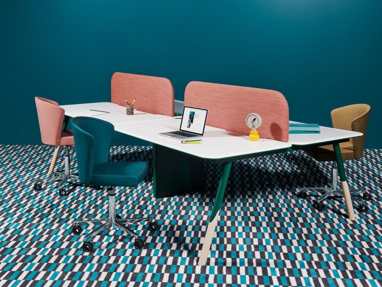 Многосторонний стол с системой кабельных втулок с разделительными панелями Cider Edition STOOD ARCH-00031670