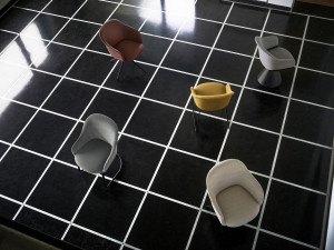 Тканевый поворотный стул с подлокотниками