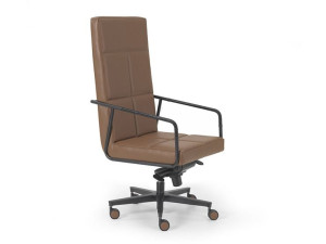 Кожаное вращающееся офисное кресло с высокой спинкой