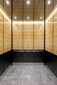 FSRT759 Интерьер лифта Levele-105 с верхними панелями из медового оникса vivistone, стандартная отделка; нижние панели из плавленого графита, отделка песчаником, узор Даллас; панель поручня из плавленого графита, отделка кайзер; квадрантный поручень из са Forms-surfaces 