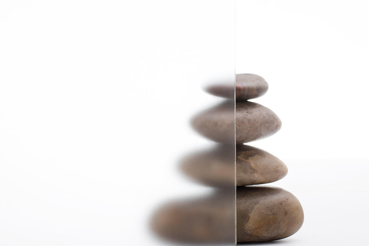 FSRT268 Стекло Vivichrome с хромисовым покрытием показано в отражательной конфигурации с прослойкой синего цвета и отделкой opalex. Forms-surfaces 