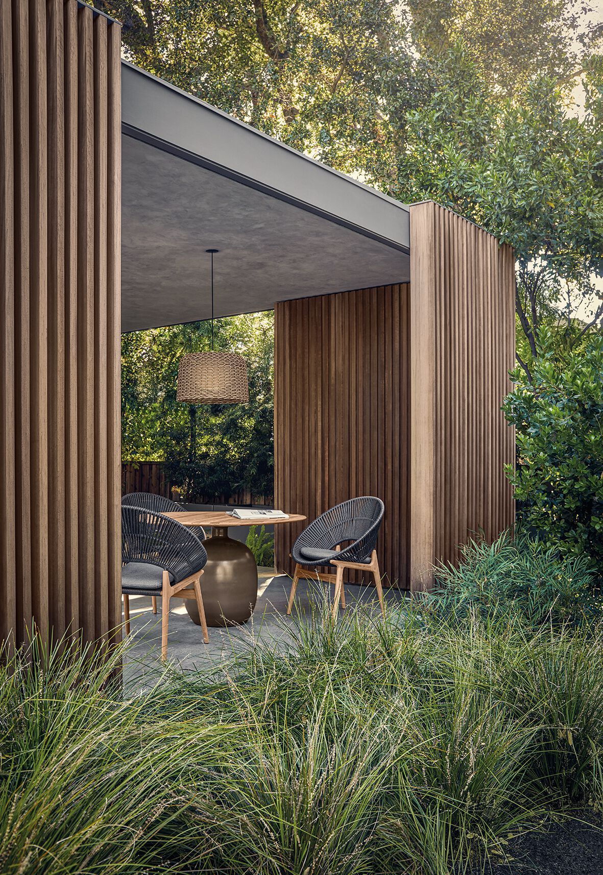 Круглый керамический садовый стол с тиковым верхом Gloster KASHA ARCH-00007026 - Вид №4