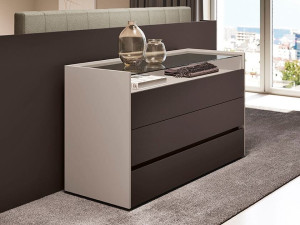 Деревянный и стеклянный комод со встроенными ручками