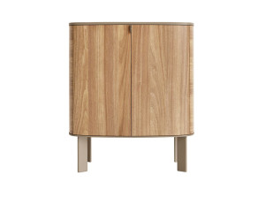 Деревянный шкаф с распашными дверцами