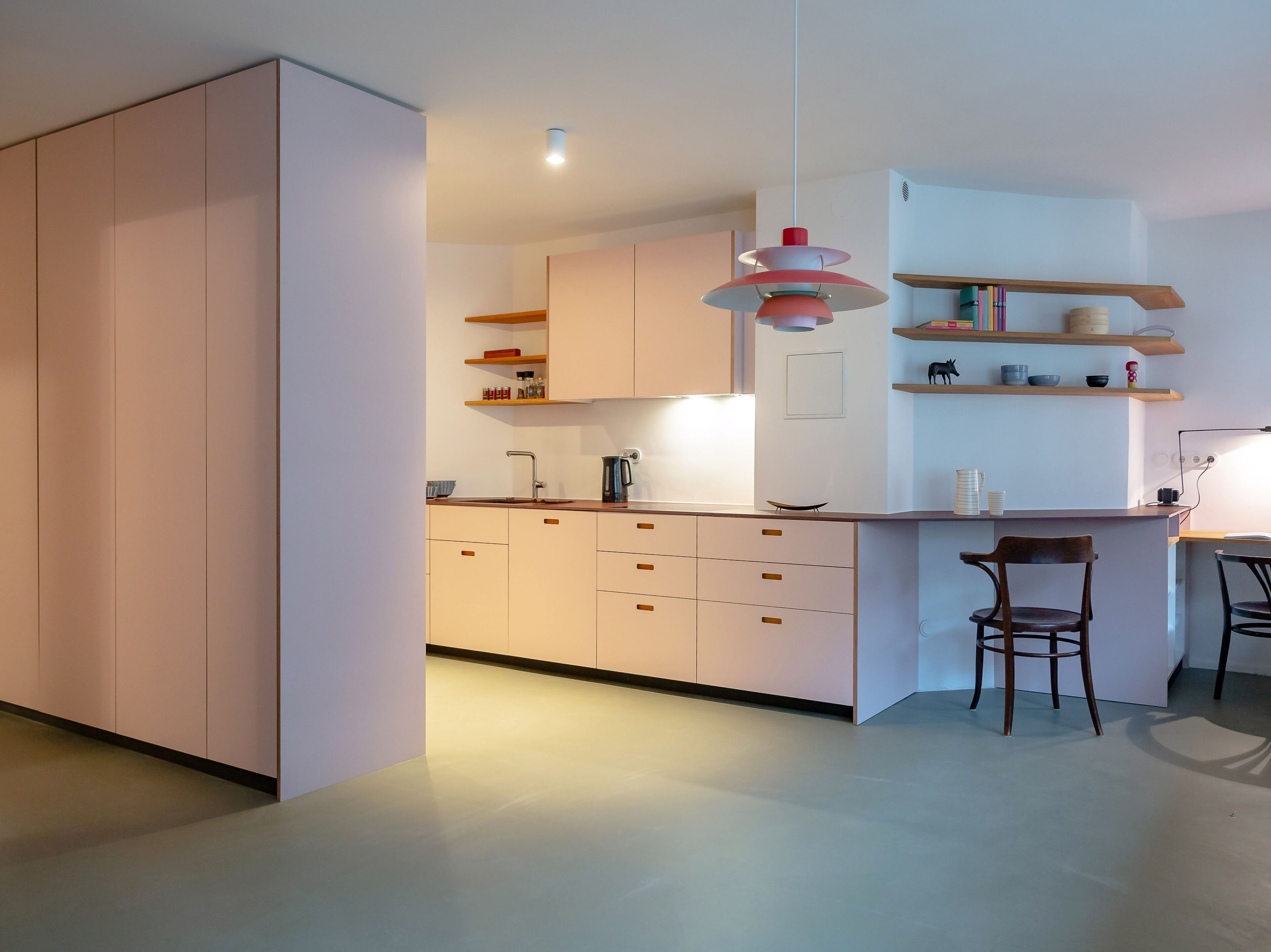 Встроенная линолеумная кухня со встроенными ручками Neuvermoebelt SMART LINE KITCHEN SYSTEMS ARCH-00056976