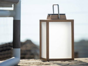 Фонарь на солнечной энергии из тикового дерева