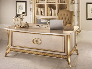 Деревянный прямоугольный стол