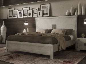 Деревянная двуспальная кровать