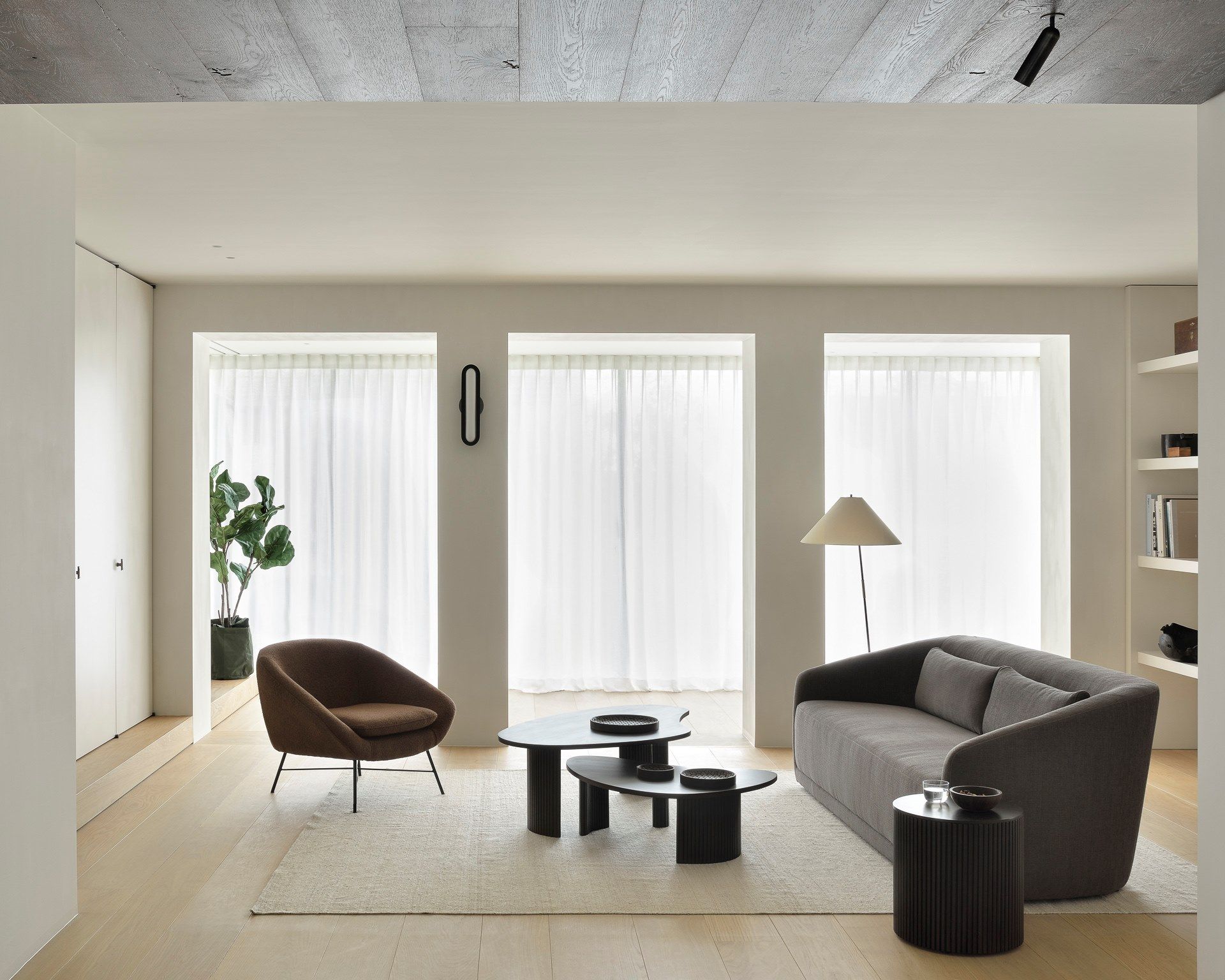 Низкий журнальный столик из красного дерева Ethnicraft Boomerang ARCH-00070030 - Вид №9