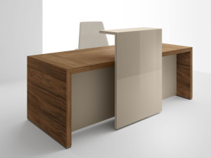 Деревянная стойка регистрации с лакированной стеклянной полкой