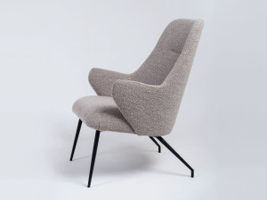 Тканевое кресло с подлокотниками