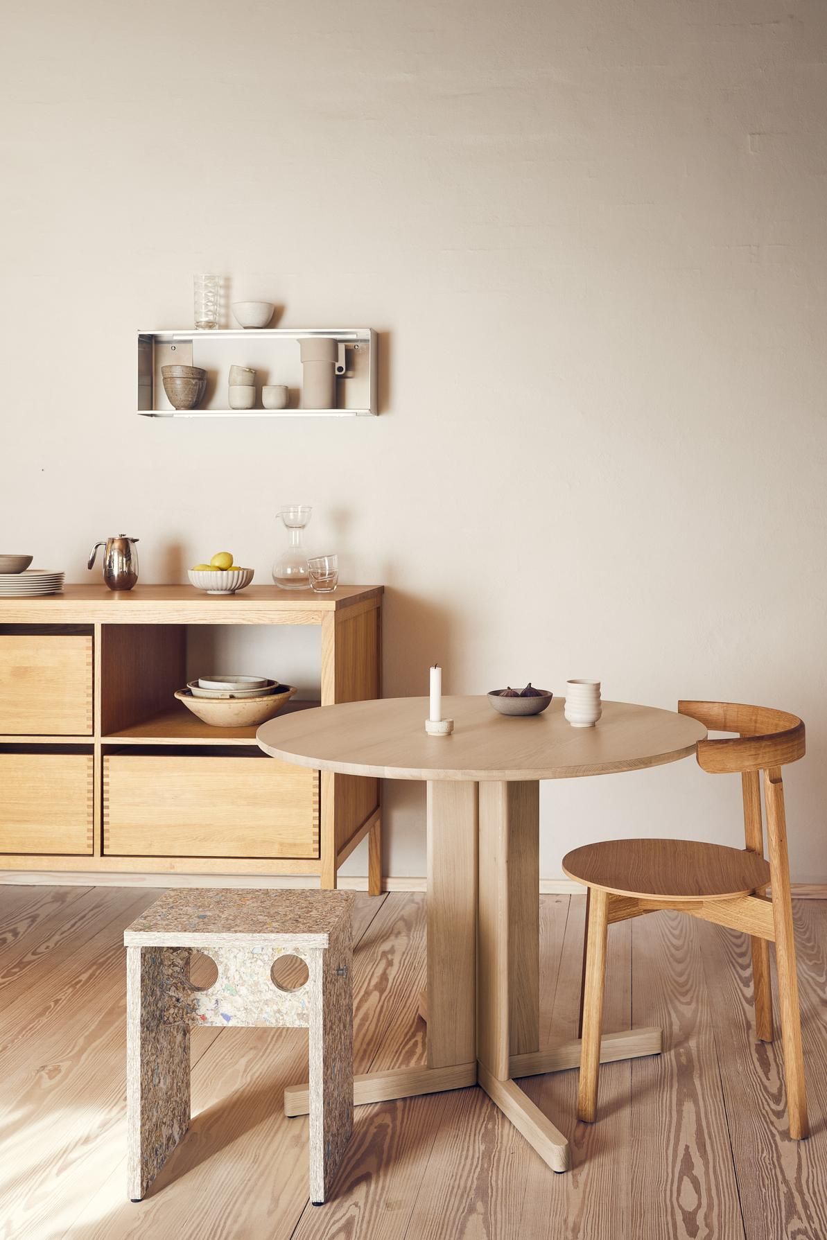 Штабелируемый стул из дуба с открытой спинкой Form & Refine Lunar ARCH-00138732 - Вид №8