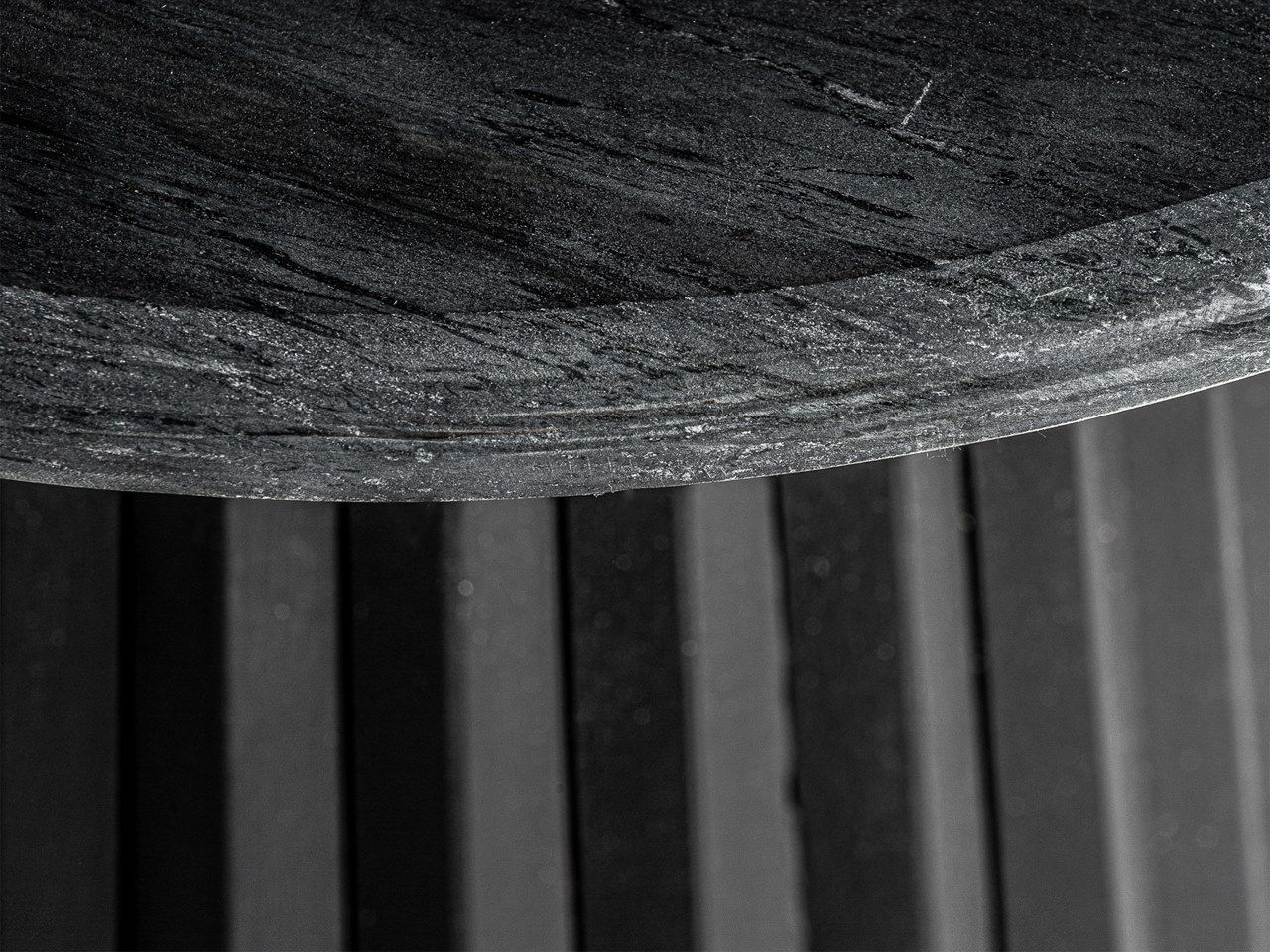 Высокий круглый журнальный столик из дерева манго и мрамора Vical Home Plissé Wood ARCH-00104661