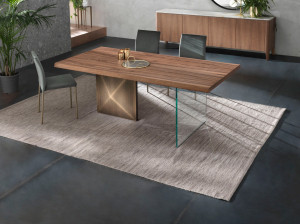 Фиксированный стол с деревянной столешницей