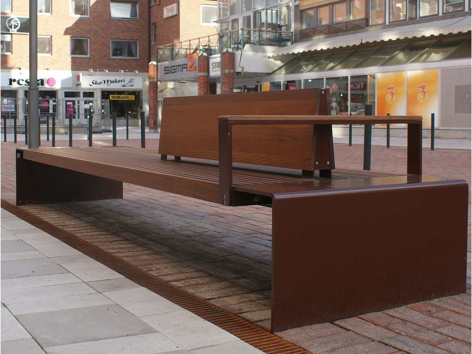 Стальная скамья со спинкой с подлокотниками Nola Industrier CITY WALK ARCH-00070095