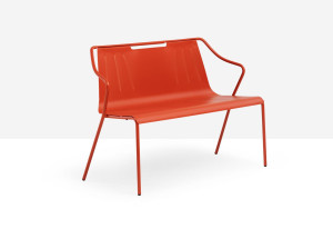 Стальная садовая скамейка с подлокотниками