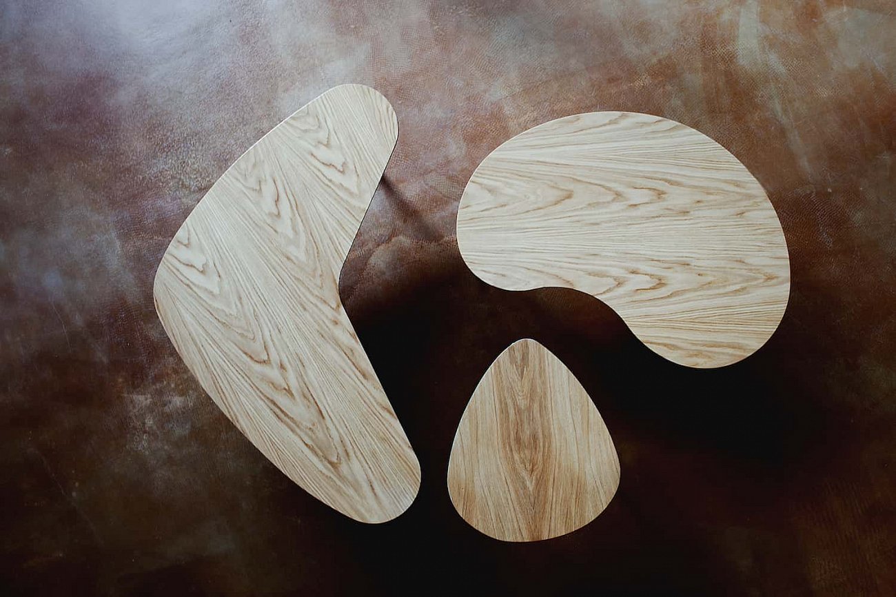 Кофейный столик с деревянными ножками и бирюзовым кантом "Капля" WOODI  00-3966507 Беленый дуб;бежевый;голубой  - Вид №13