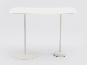 Окрашенный металлический письменный стол