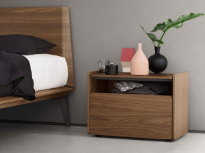 Деревянная тумбочка с ящиками