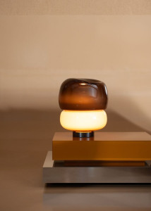 Светодиодная настольная лампа из дутого стекла