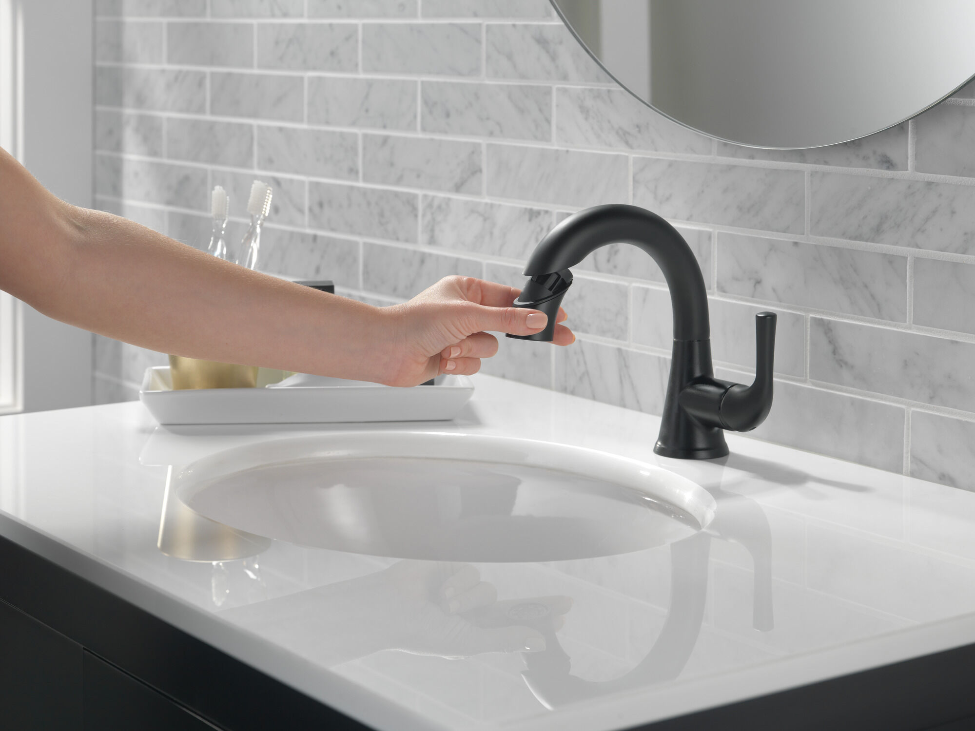 533LF-BLPDMPU Выдвижной смеситель для ванной с одной ручкой Delta Faucet Kayra Матовый черный - Вид №4
