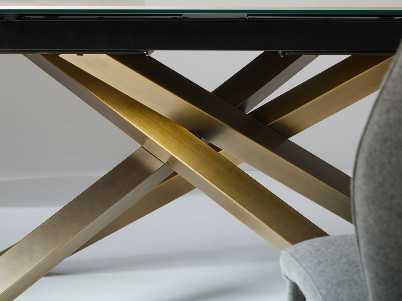 Выдвижной керамический стол со скульптурным основанием Julia Italia MIKADO ARCH-00004854