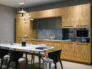 TM Italia Cucine Линейная кухня из черного дерева и белого каррарского мрамора D90