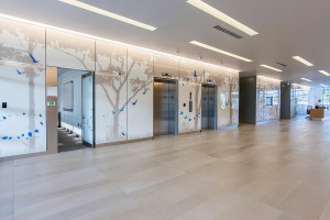 FSRT671 Система облицовки стен Levele глухими панелями; вставки в стекле vivispectra Spectra с индивидуальной прослойкой изображения и стандартной отделкой в ​​общенациональной детской больнице - исследовательский корпус iii, колумбус, штат Огайо Forms-su