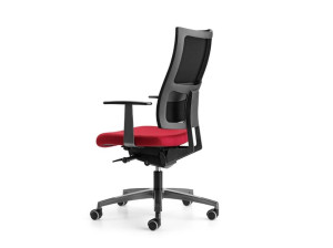 Офисное кресло с сетчатыми колесами и подлокотниками с 5 спицами