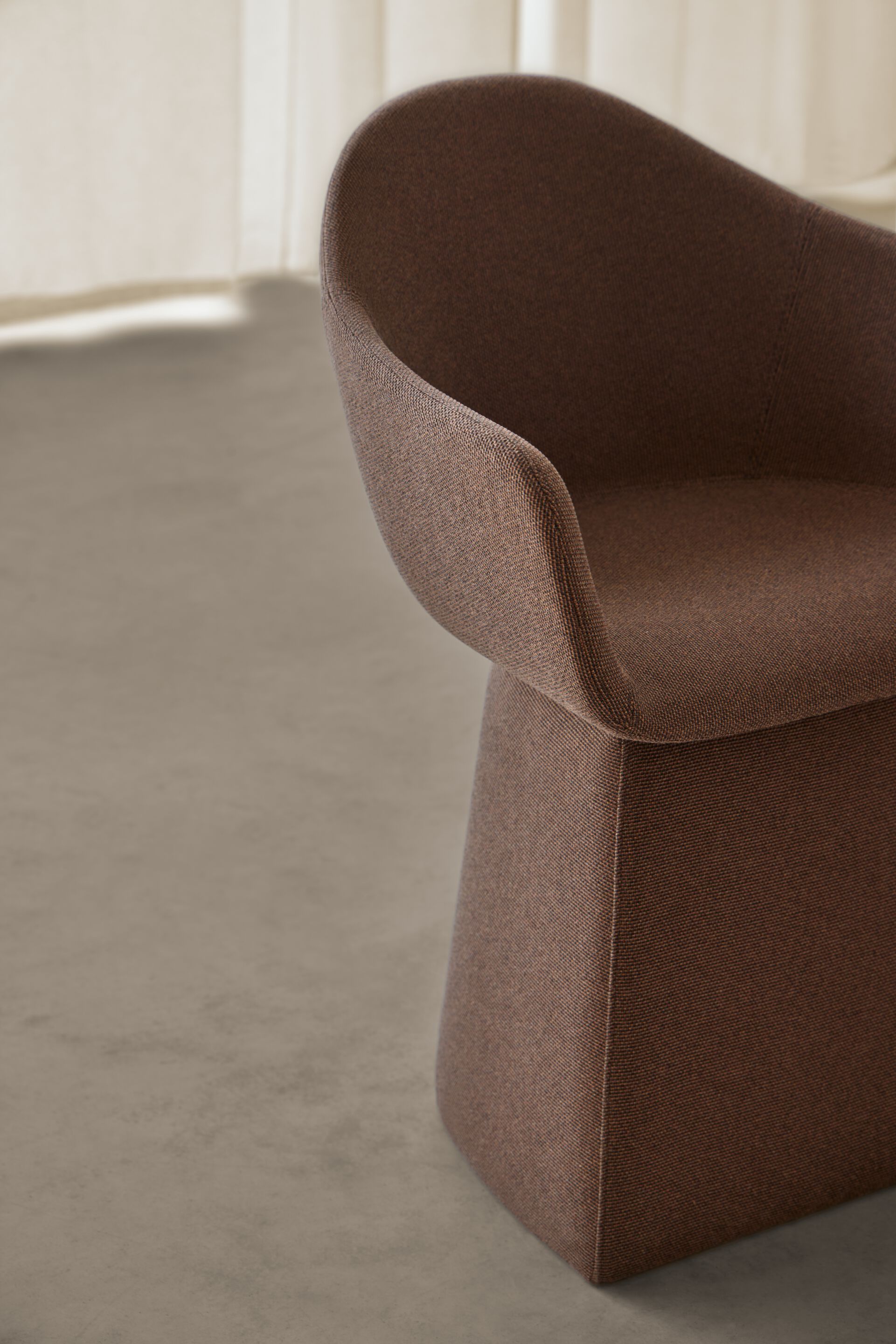 Мягкий тканевый стул с подлокотниками Blasco&Vila Nomad ARCH-00129804 - Вид №4