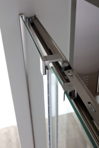 Угловая душевая кабина с раздвижной дверью