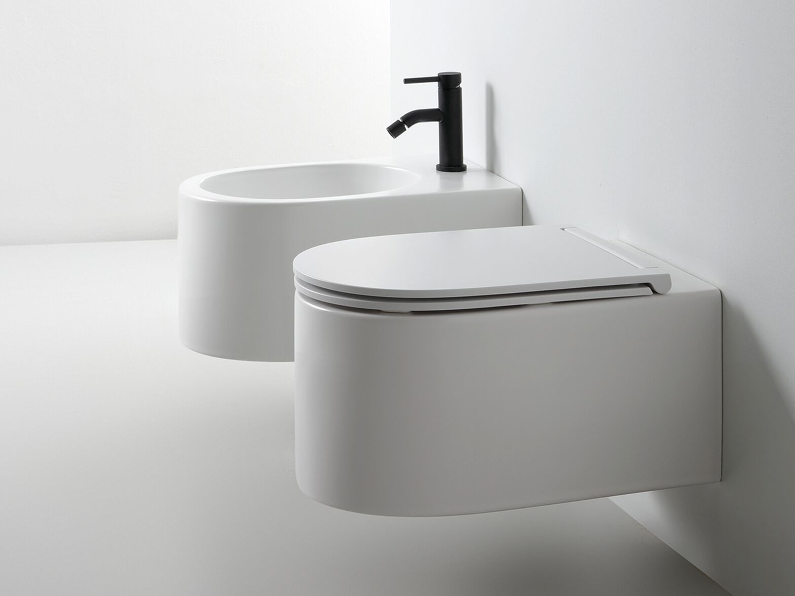 Туалет висит в витрине без бриды Olympia Ceramica Monolith ARCH-00078977 - Вид №2