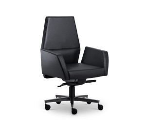 Кожаное вращающееся офисное кресло с колесами