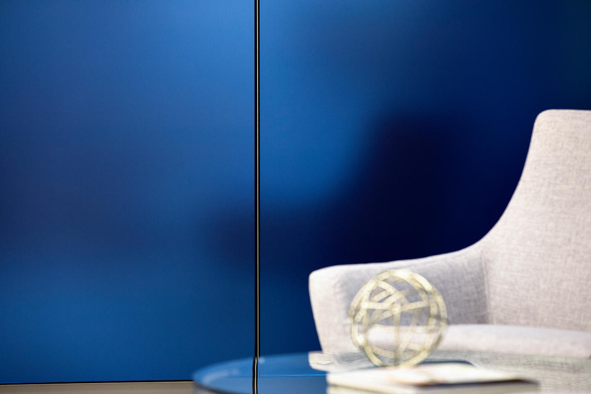 FSRT633 Система облицовки стен Levelr с панелями из вивихромового хромового стекла в отражающей конфигурации с индивидуальной цветовой прослойкой и опалексной отделкой, индивидуальной графикой туалета с индивидуальной подсветкой световой панели и настраив Forms-surfaces  - Вид №23