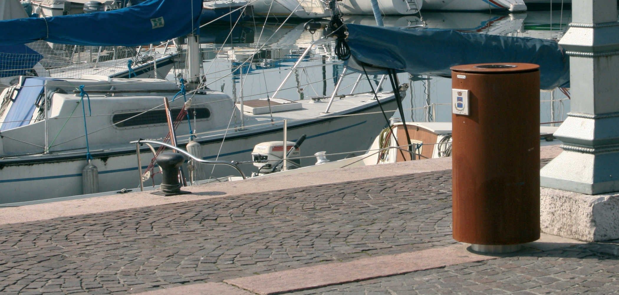 Держатель для мусора из нержавеющей стали Corten™ с крышкой и пепельницей Metalco Spencer ARCH-00084193 - Вид №3